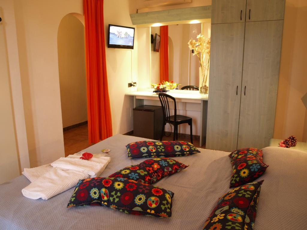 Hotel Club Esse Cala Bitta Baja Sardinia Zimmer foto